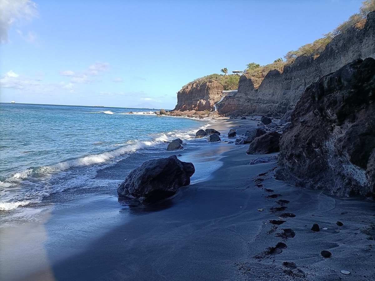 Lynch Bay Beach on Sint Eustatius